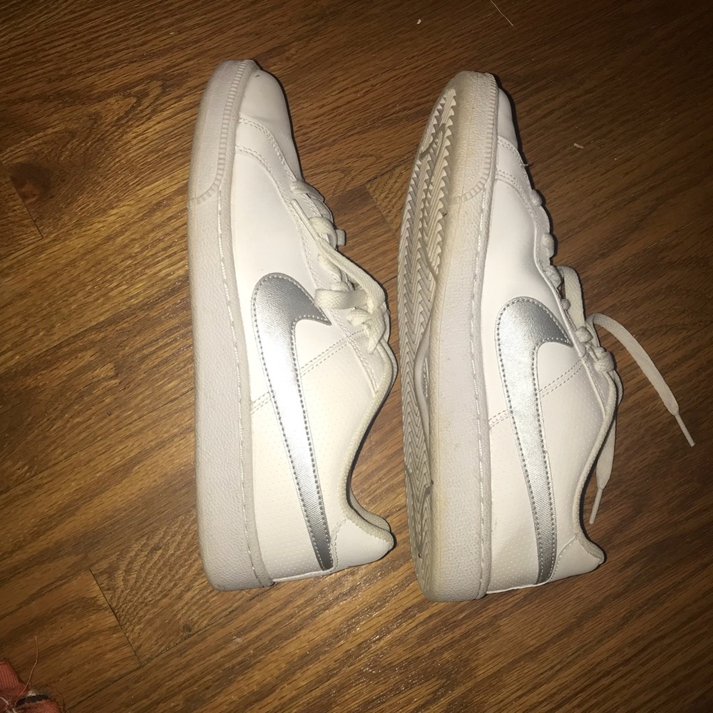 Size 8 white nike tennis shoes